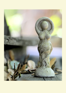 Cuando podemos envolvernos en una mirada amorosa
y permitirnos la libre expresión de nuestra creatividad,
nos encontramos con la belleza de lo Esencial.